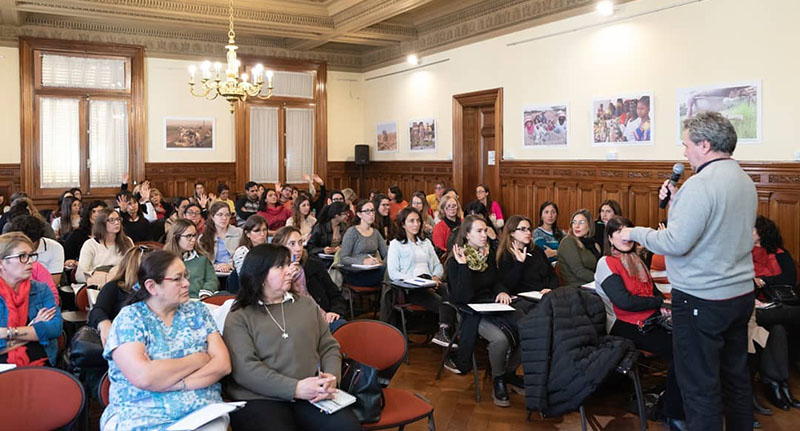 EL DECANO DE LA FADECS EXPUSO EN CÓRDOBA